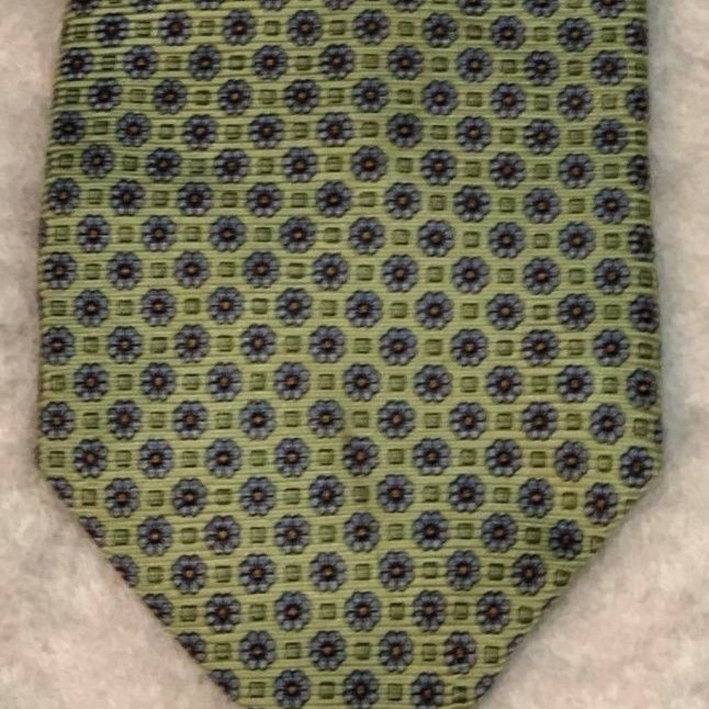 Jos A Bank Lt Green w/small blue floral 100% Silk